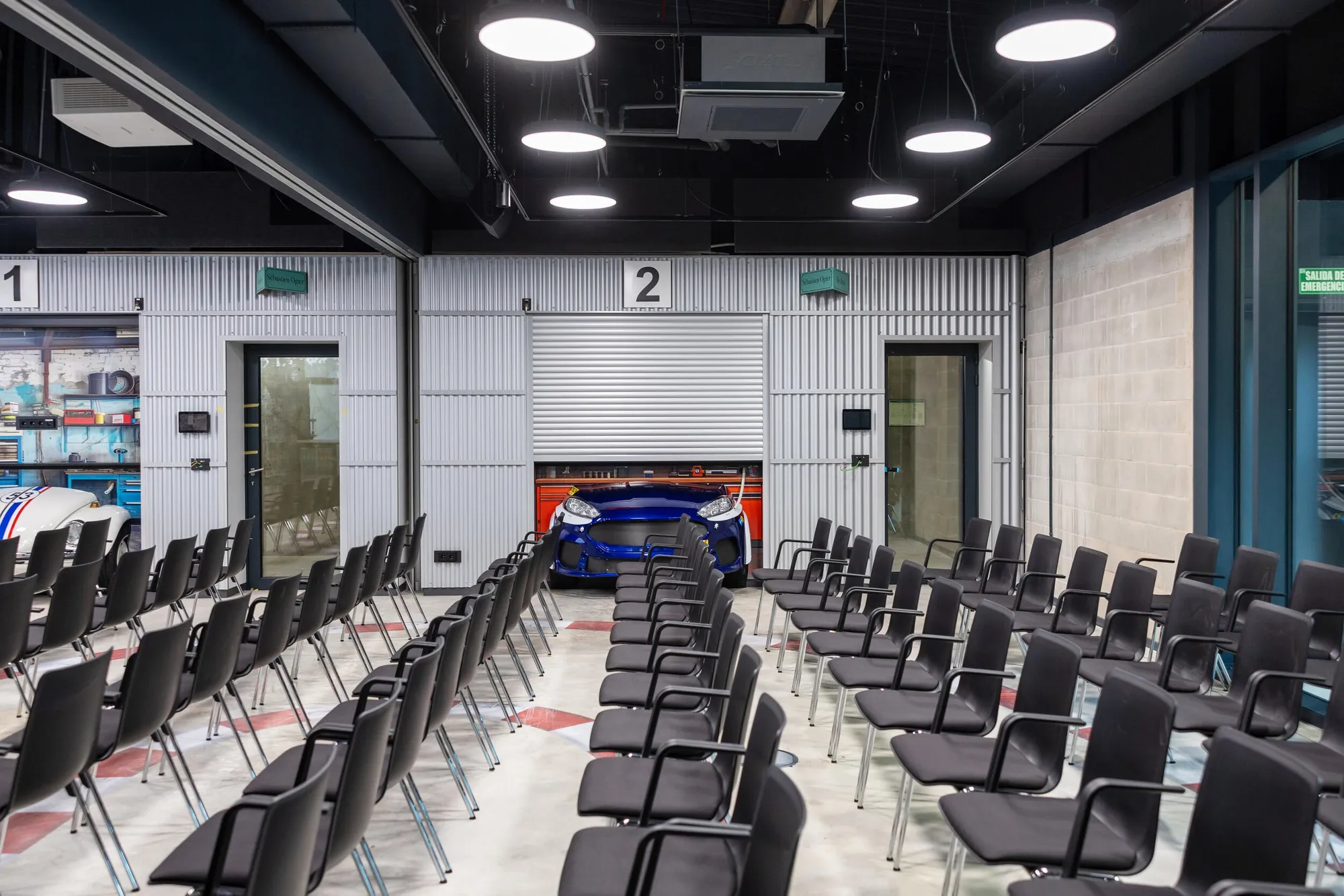Sala de conferencias en Motorworld Mallorca preparada para el Oktobike Summit