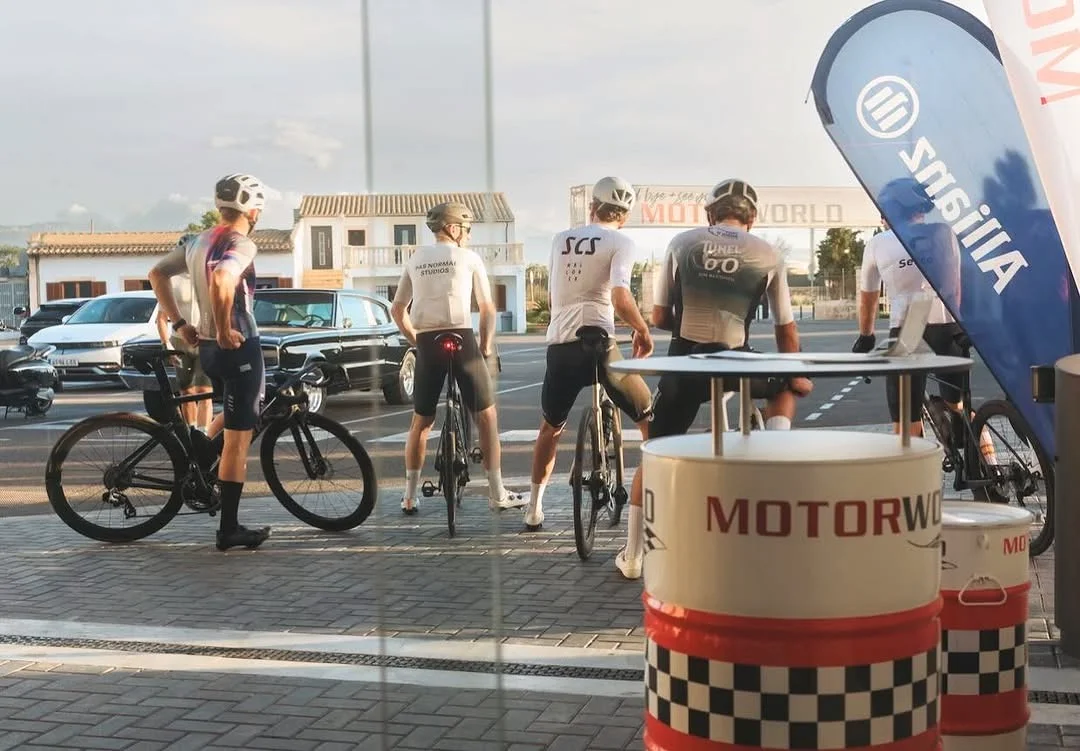 Fahrer beim Networking an den Motorworld-Fässern beim Oktobikefest